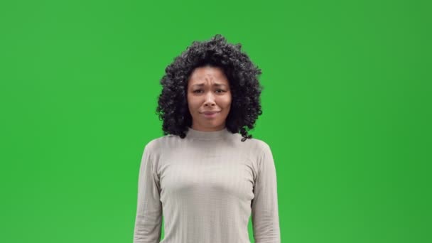 Ein Mädchen Auf Grünem Bildschirmhintergrund Zeigt Mit Der Hand Das — Stockvideo