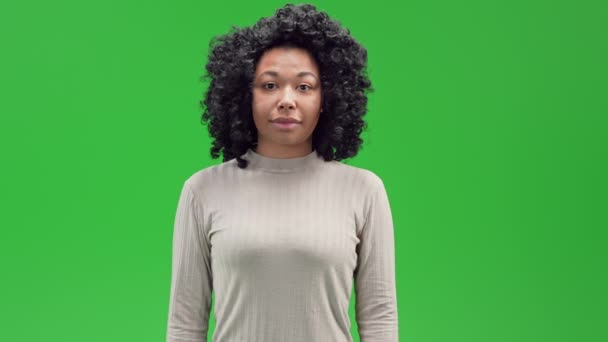 ポートレートアフリカ系アメリカ人女性幸せな笑顔カメラノードを見てはい緑の画面に隔離 — ストック動画
