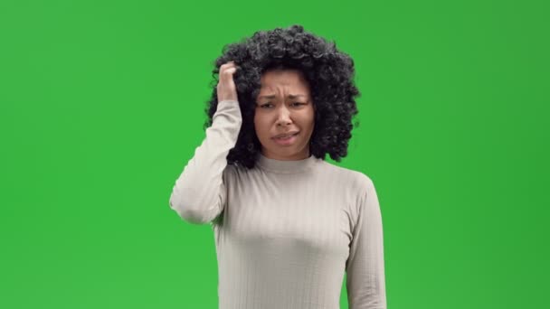 Afroamericano Donna Pensando Difficile Scelta Concetto Isolato Schermo Verde — Video Stock