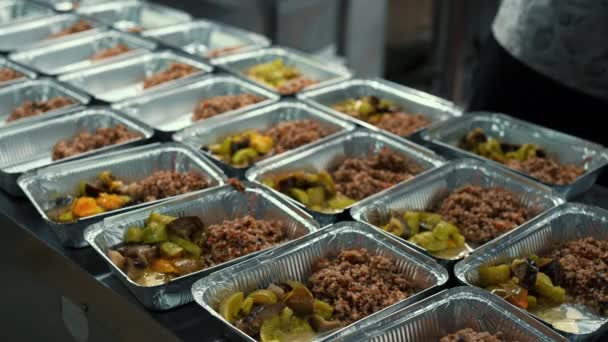 ボランティアが弁当を貧しい人のための無料の食べ物で満たす ヒューマニティ エイド — ストック動画