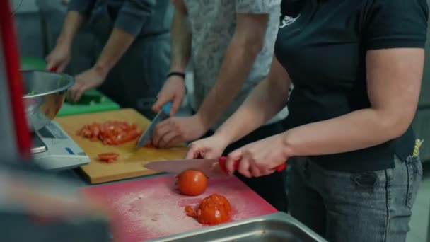 为有需要的穷人做饭的志愿者慈善工作者在厨房里切蔬菜 — 图库视频影像