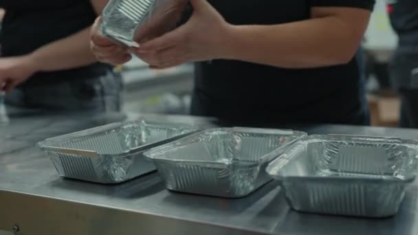Люди Кладут Обеденные Коробки Очередь Волонтеров Работает Благотворительной Кухне — стоковое видео