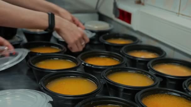 Warmes Essen Für Bettler Freiwillige Packen Kartons Mit Suppe Einer — Stockvideo