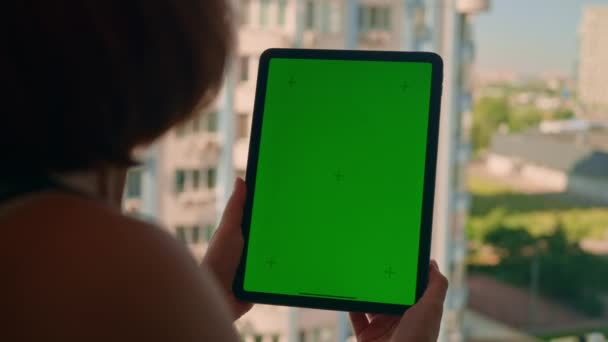 Használ Digitális Tabletta Elszigetelt Zöld Képernyő Koppintás Kijelző Közelében Áll — Stock videók
