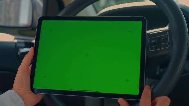 Kierowca Siedzi Samochodzie Przewijając Odizolowany Zielony Ekran Pomocą Tabletu Cyfrowego — Wideo stockowe