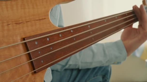 Primer Plano Hombre Tocando Guitarra Músico Realizando Interiores — Vídeo de stock