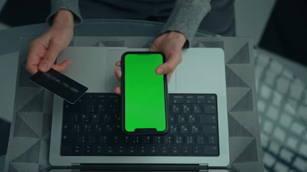 緑の画面とクレジットカードでスマートフォンを持っている女性オンライン決済 — ストック動画