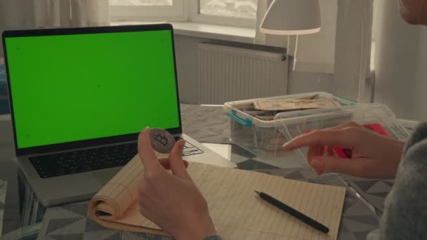 Γυναίκα Κρατώντας Bitcoin Νόμισμα Βάζει Κουτί Φορητό Υπολογιστή Πράσινη Οθόνη — Αρχείο Βίντεο