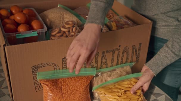 为穷人或无家可归者捐赠食物的妇女包装盒和慈善概念 — 图库视频影像