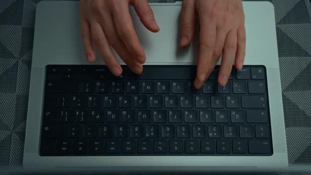 关闭妇女在键盘笔记本电脑上打字 观看使用电脑上网的人 — 图库视频影像