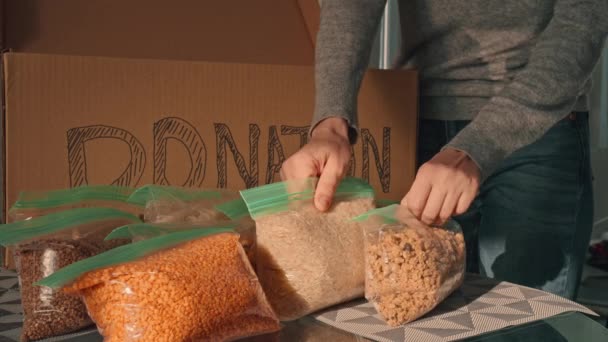 妇女收集食品用于慈善包装的盒子帮助盒无家可归者的概念 — 图库视频影像