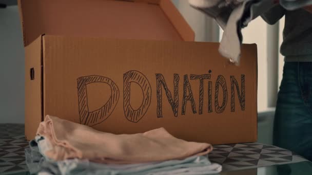 Szociális Ellátás Jótékonysági Hajléktalan Tesz Ruhákat Dobozba Segítség Doboz Adományozás — Stock videók