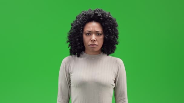 Αφρικανική Αμερικανική Γυναίκα Που Αναζητούν Κάμερα Δείχνει Άσχημο Συναίσθημα Και — Αρχείο Βίντεο