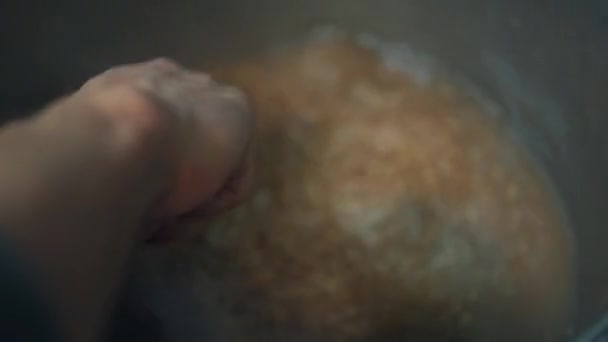 用勺子在大锅里煮粥搅拌粥 — 图库视频影像