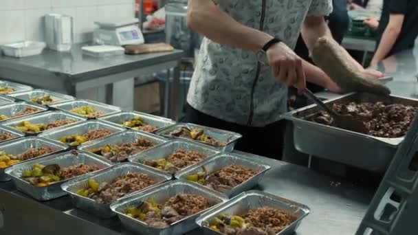Man Werkt Als Vrijwilliger Bij Keuken Vullen Lunchdozen Met Gratis — Stockvideo