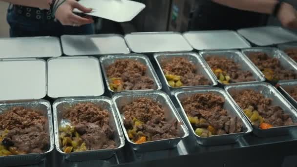 Femmes Emballant Boîte Lunch Gratuite Pour Les Sans Abri Bénévoles — Video