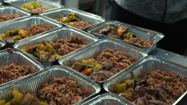 Благодійність Безпритульних Волонтерів Наповнює Коробки Їжею Жебраків — стокове відео