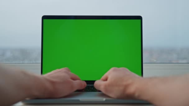 Laptop Met Groen Scherm Mannelijke Handen Typen Toetsenbord Man Werken — Stockvideo