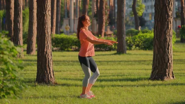Açık Hava Parkında Spor Giyinen Kadın Kardiyo Egzersizi Yapıyor Aktif — Stok video