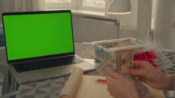 Vrouw Telt Geld Zet Doos Tafel Laptop Met Groene Scherm — Stockvideo