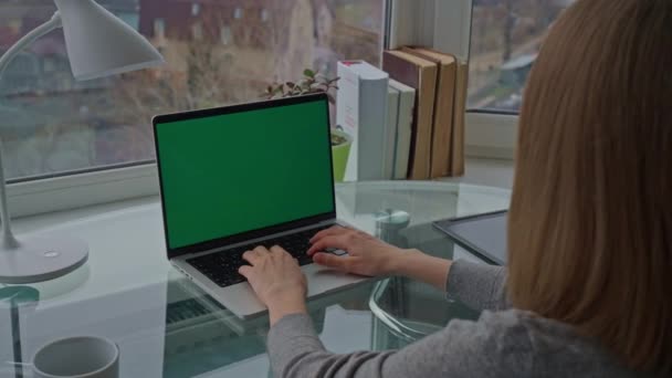 Ondernemer Zit Werkplek Typen Toetsenbord Laptop Met Groene Display Werkruimte — Stockvideo