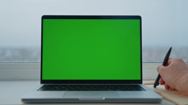 Laptop Met Groene Scherm Zakenman Met Pen Werkplek Thuis Kantoor — Stockvideo