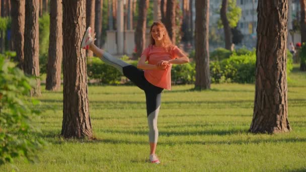 Renkli Tayt Tişört Giyen Bayan Yaz Parkında Ağır Çekimde Güçlü — Stok video