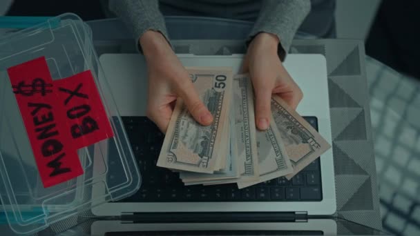 緊急時や目標のために机の上に現金ノートパソコンで女性の手を閉じて予算を計画する者 — ストック動画