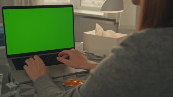 Patient Mit Laptop Mit Grünem Bildschirm Online Konsultation Mit Arzt — Stockvideo