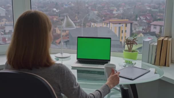 Wanita Berambut Pirang Duduk Laptop Tempat Kerja Dengan Layar Hijau — Stok Video