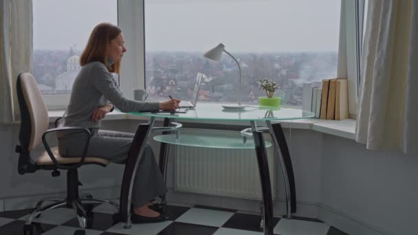 Kobieta Siedzi Przy Biurku Pokoju Dużym Oknem Widok Miasto Freelancer — Wideo stockowe