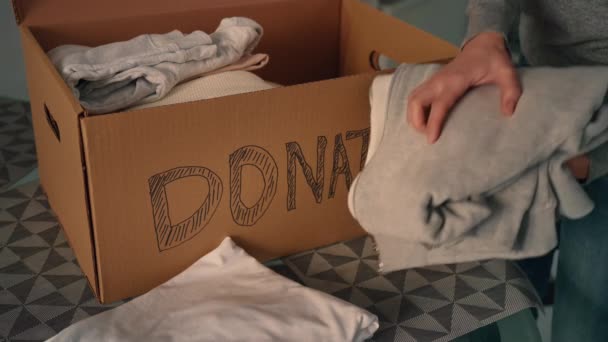 Close Vrijwilliger Werken Een Liefdadigheidscentrum Verpakking Helpbox Doneren Concept — Stockvideo
