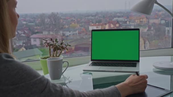 Kobieta Freelancer Pracuje Przed Dużym Oknem Widokiem Miasto Siedzi Przy — Wideo stockowe