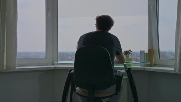 Freelancer Sentado Escritorio Sufriendo Dolor Espalda Estirando Cuerpo Espacio Trabajo — Vídeos de Stock
