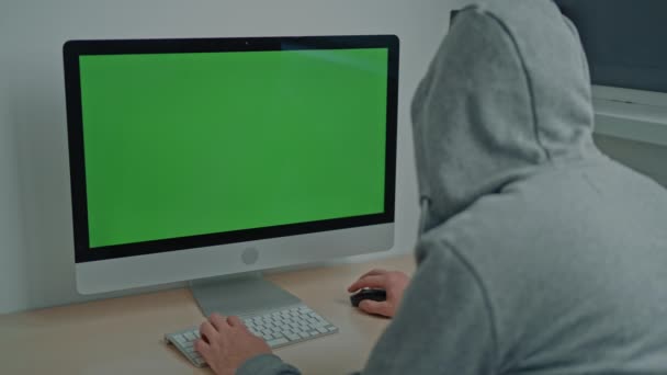 Man Using Play Gra Komputerowa Gra Online Komputerze Zielonym Ekranie — Wideo stockowe
