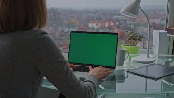 Жінка Використовує Ноутбук Зеленим Екраном Робочий Простір Видом Міський Пейзаж — стокове відео