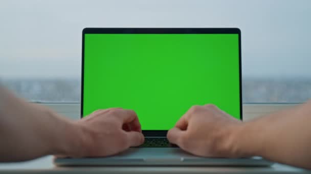 Man Die Werkt Met Behulp Van Laptop Schrijft Notities Cross — Stockvideo
