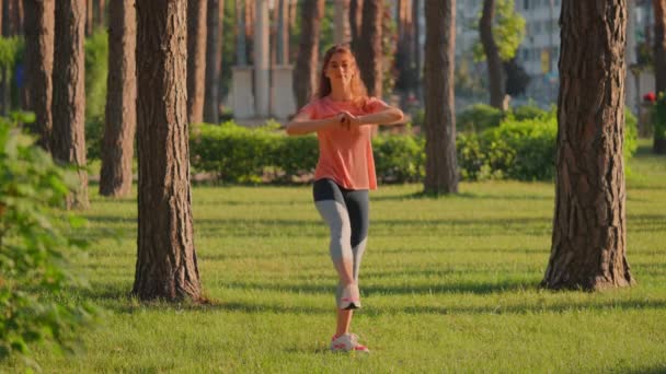 Kadınlar Yaz Aylarında Ağır Çekimde Güçlü Bacaklar Için Aerobik Egzersizlerden — Stok video