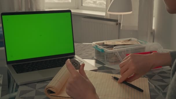 Frau Notiert Ihr Einkommen Laptop Mit Grünem Bildschirm Auf Dem — Stockvideo