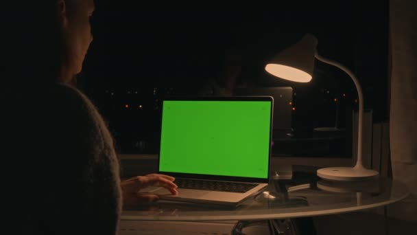 Жінка Сидить Столом Використовуючи Ноутбук Зеленим Екраном Вночі Працюючи Більше — стокове відео