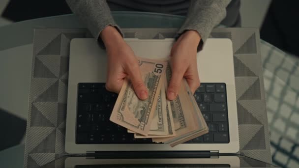 Cerrar Manos Femeninas Sosteniendo Dólares Portátil Escritorio Ahorro Cojín Financiero — Vídeos de Stock