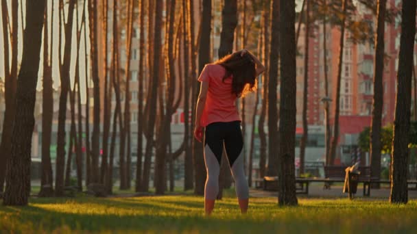 Athletin Trainiert Freien Dame Macht Übungen Zur Dehnung Des Körpers — Stockvideo