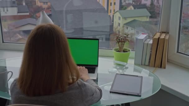 Empresária Sentada Local Trabalho Digitando Laptop Teclado Com Espaço Trabalho — Vídeo de Stock