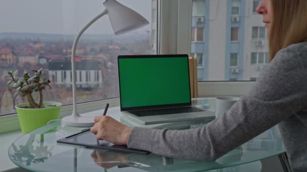 Empresária Escrevendo Notas Tablet Digital Laptop Mesa Com Tela Verde — Vídeo de Stock