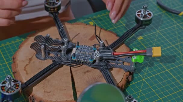 Ingeniero Que Fabrica Una Mano Mujer Drone Sosteniendo Cables Startup — Vídeos de Stock