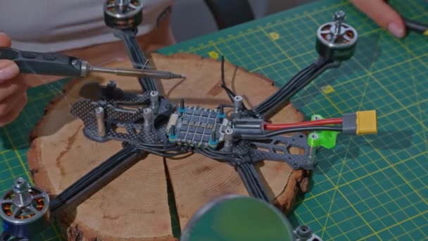 Ingenieur Lötet Drähte Zur Platine Technologies Unmanned Aerial Vehicle Concept — Stockvideo