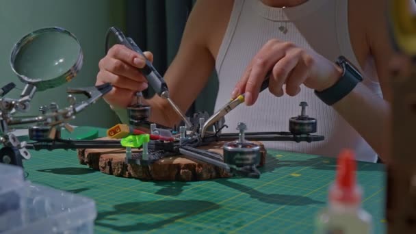 Caméra Déplacer Autour Ingénieur Bureau Fabrication Une Femme Drone Mains — Video