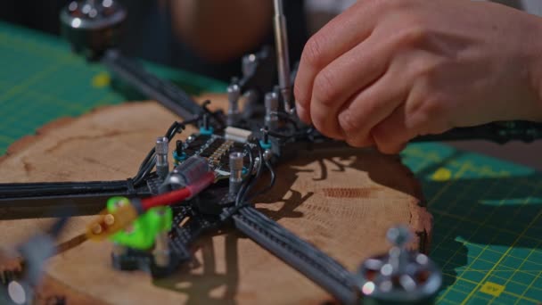 Proces Výroby Nebo Opravy Drone Nepoznatelný Člověk Nadšenec Výrobu Drone — Stock video