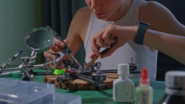 无人飞行器概念中的女性焊接铁工技术 — 图库视频影像