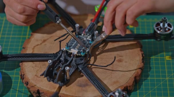 Detailní Záběr Ruce Ženy Dělat Pájení Železo Práce Upevnění Dron — Stock video